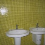 casa-de-banho-revestida-a-pastilha-de-cor-amarela