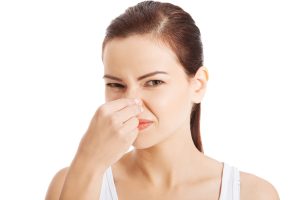 Como fazer para eliminar o mau cheiro da canalização