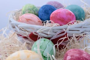 Como Fazer Centro de Mesa com Ovos Coloridos para a Páscoa